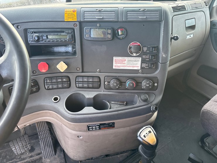 #225-•-2014-freightliner-tractor-truck-image-10