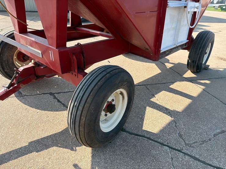 lundell-250-bushel-gravity-wagon-image-5