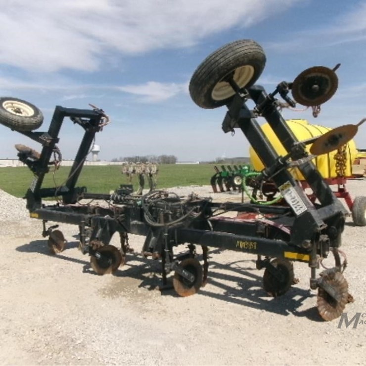2002 DALTON AG PRODUCTS D3035