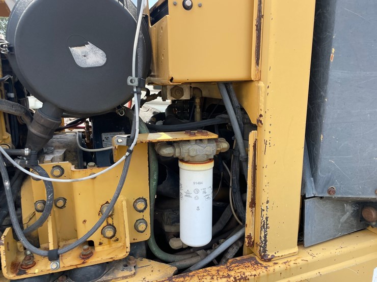 2010-caterpillar-553-image-27