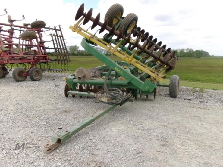 john-deere-220-image-1