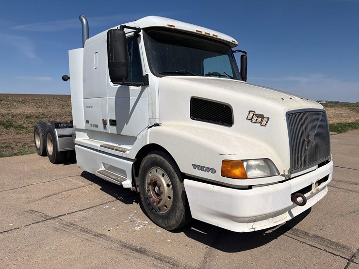1999-volvo-vn-image-3