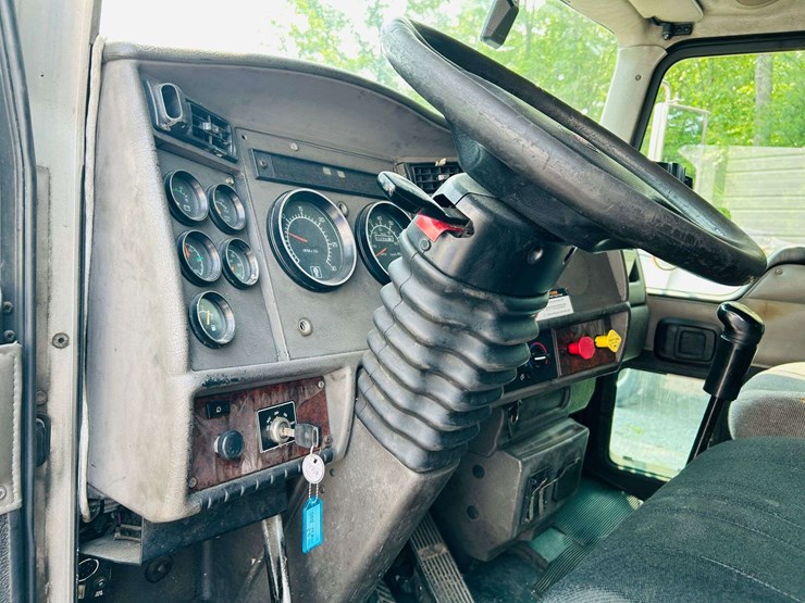 2005-kenworth-t300-image-62