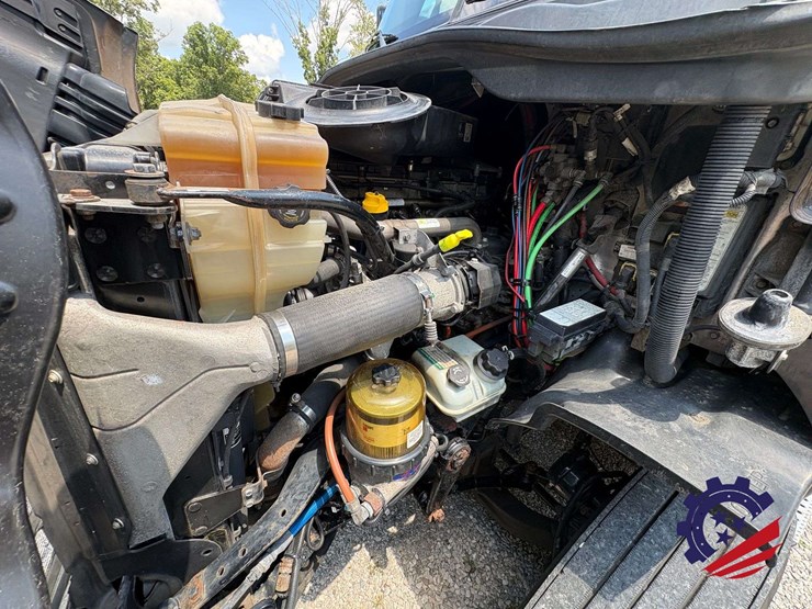 2017-freightliner-cascadia-113-image-38