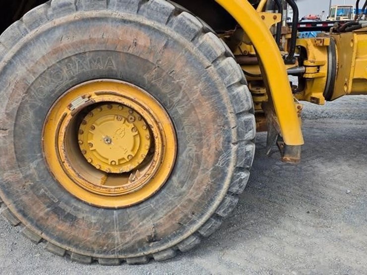2011-caterpillar-740-image-11