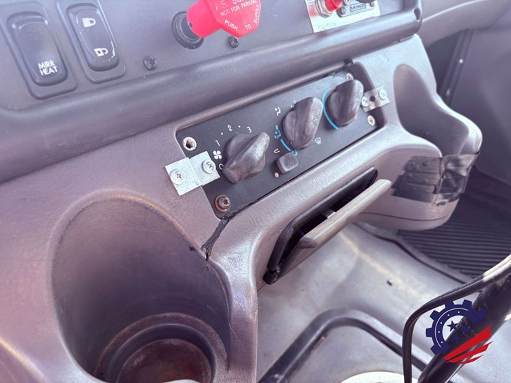 2006-freightliner-m2-106-image-74