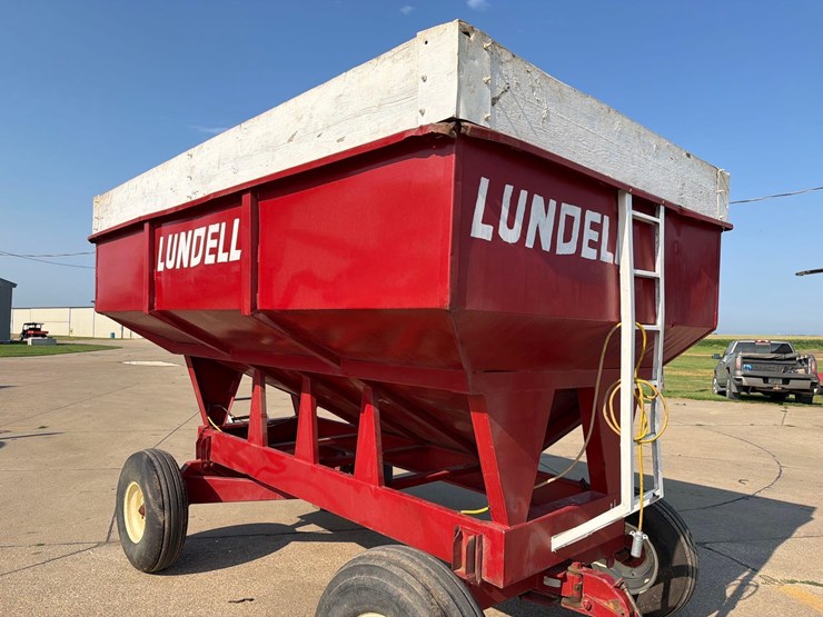 lundell-250-bushel-gravity-wagon-image-8