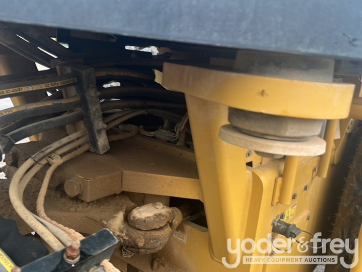 2016-caterpillar-cs56b-image-16