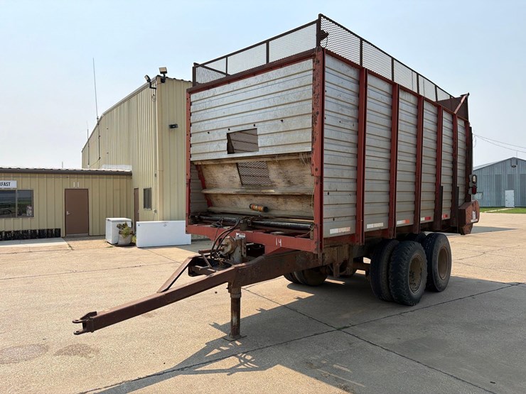 h&s-18ft-rear-unload-silage-wagon-image-1