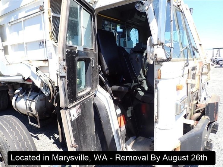 2005-peterbilt-320-image-23
