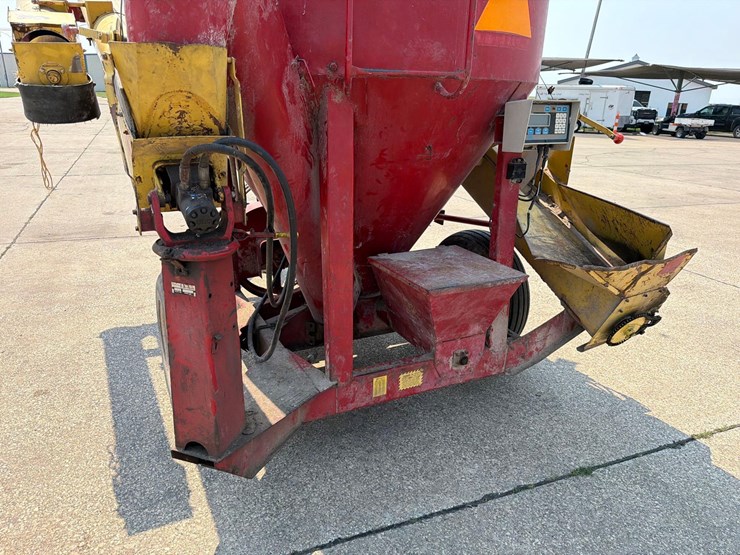 new-holland-354-image-7