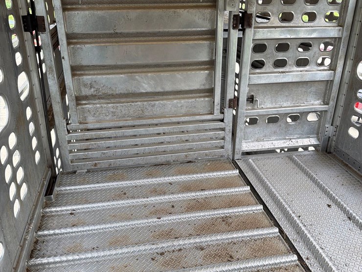 2014-wilson-livestock-trailer-image-24