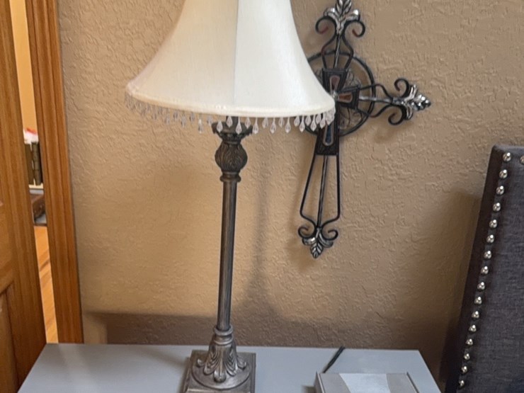 matching-set-of-two-lamps,-also-included-is-decorative-cross-and-2-clock-radios-image-5