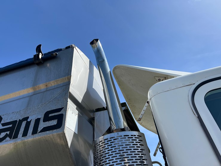 freightliner-cst120-image-25