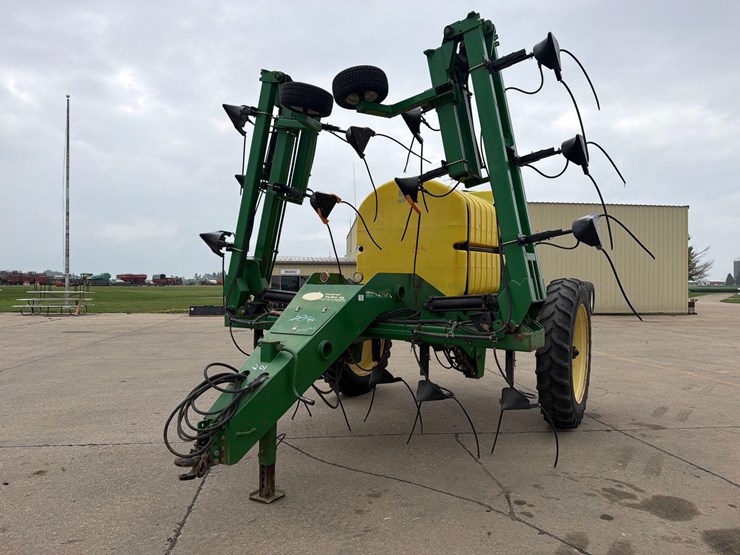 schaben-1500-gallon-pull-type-tool-bar-applicator-image-2