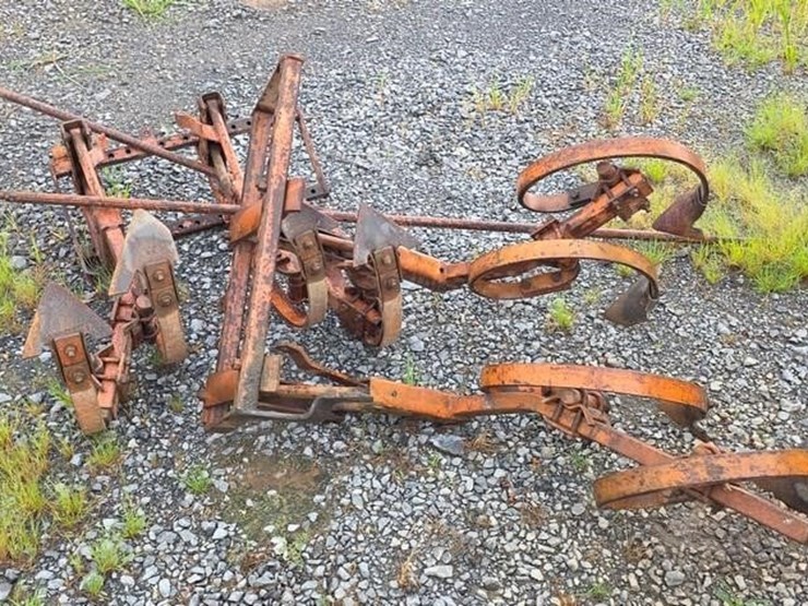 allis-chalmers-ca-tractor-w/cultivators-(runs)-image-11