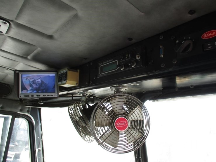 2009-peterbilt-320-image-13