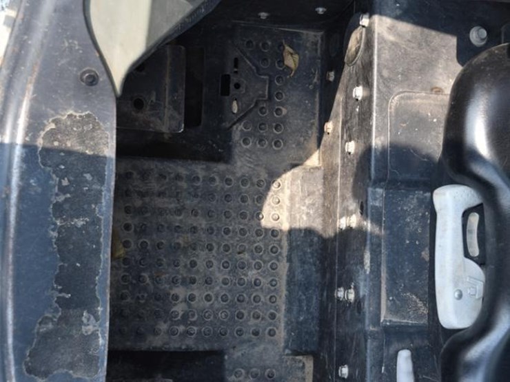 2019-bobcat-t740-image-38
