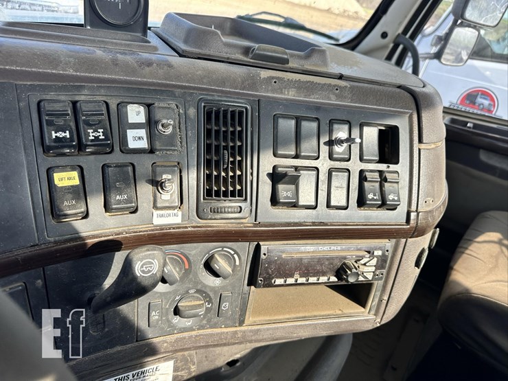 2014-volvo-vhd84ft200-image-56
