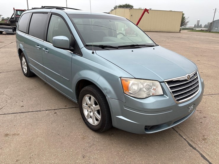 2008-chrysler-town-&-country-touring-image-2