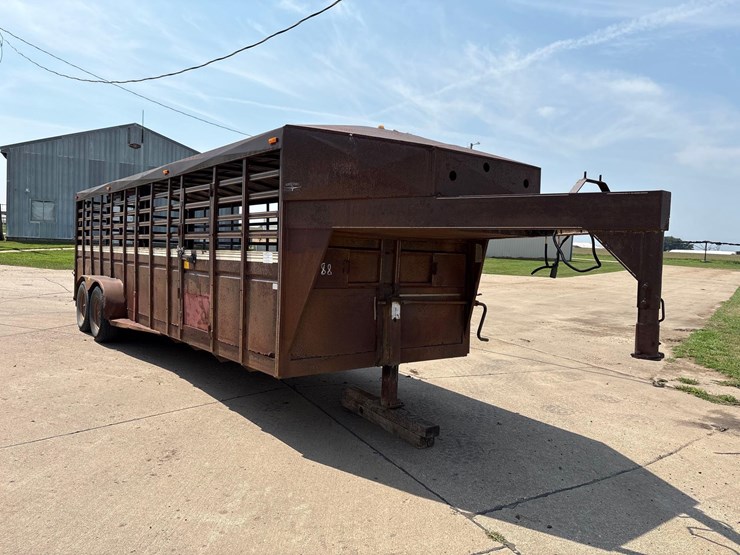 1990-trailmann-7ft-x-24ft-gooseneck-livestock-trailer-image-2