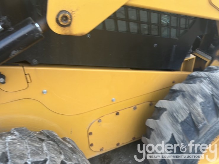 2019-caterpillar-242d-image-37