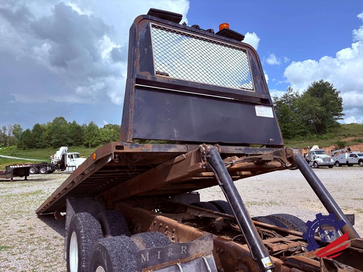 2006-freightliner-m2-106-image-95