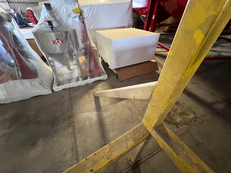usc-800-seed-treater-with-guardrails-and-screen-image-7