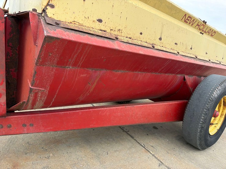 new-holland-365-manure-spreader-slinger-image-10