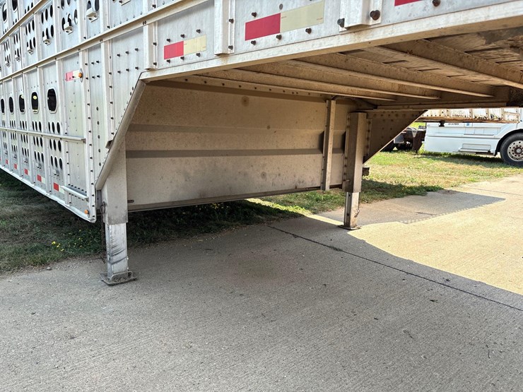 2016-merrit-102"-x-48ft-semi-livestock-trailer-image-18