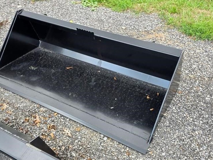new-swict-66"-skidloader-bucket-image-2
