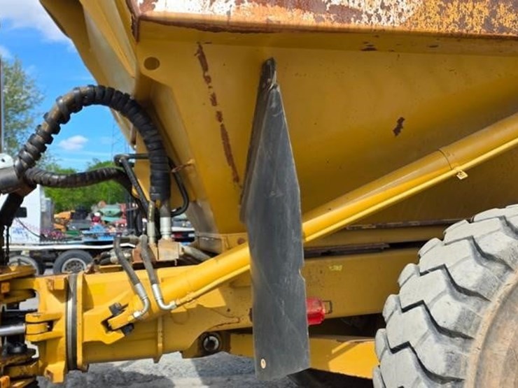 2011-caterpillar-740-image-15