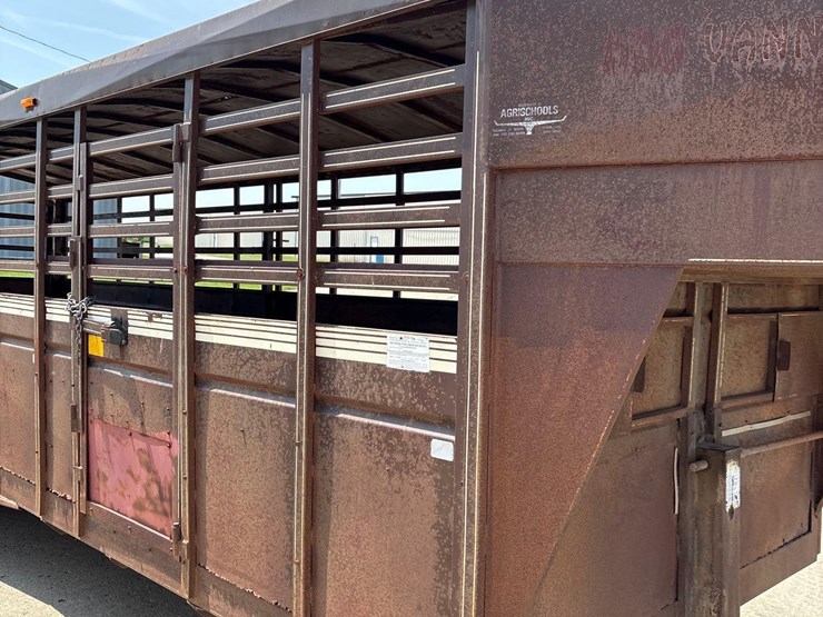 1990-trailmann-7ft-x-24ft-gooseneck-livestock-trailer-image-17