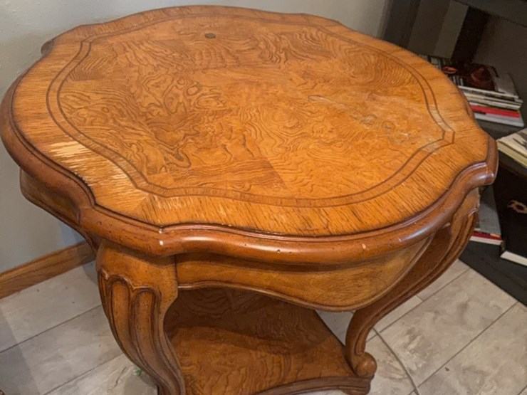 lamp-table,-note-showing-a-bit-of-wear-on-top-image-3