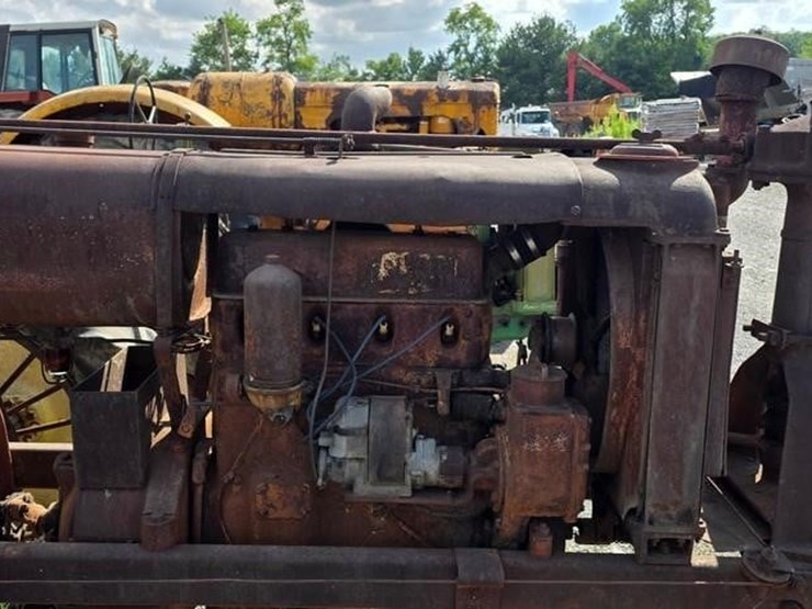 farmall-f20-tractor-(not-running)-image-7