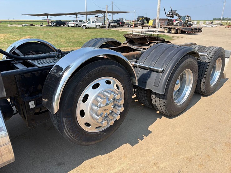 2010-kenworth-t660-image-12