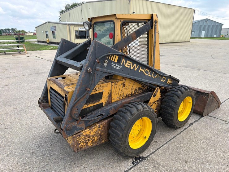 new-holland-l555-image-5