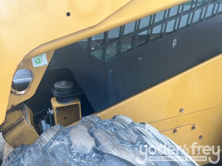 2019-caterpillar-242d-image-30