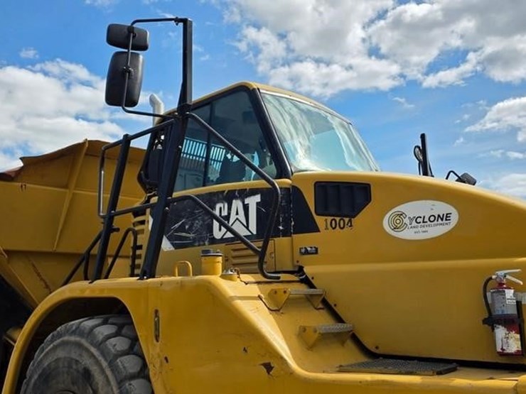 2011-caterpillar-740-image-44