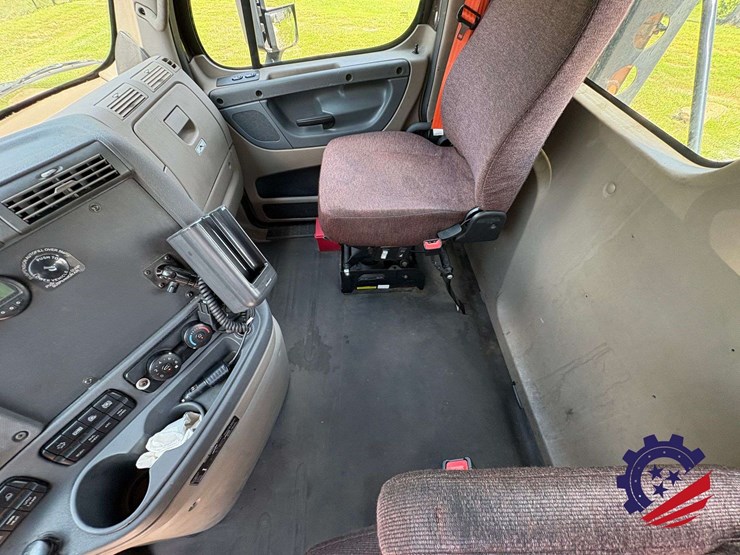 2017-freightliner-cascadia-113-image-61