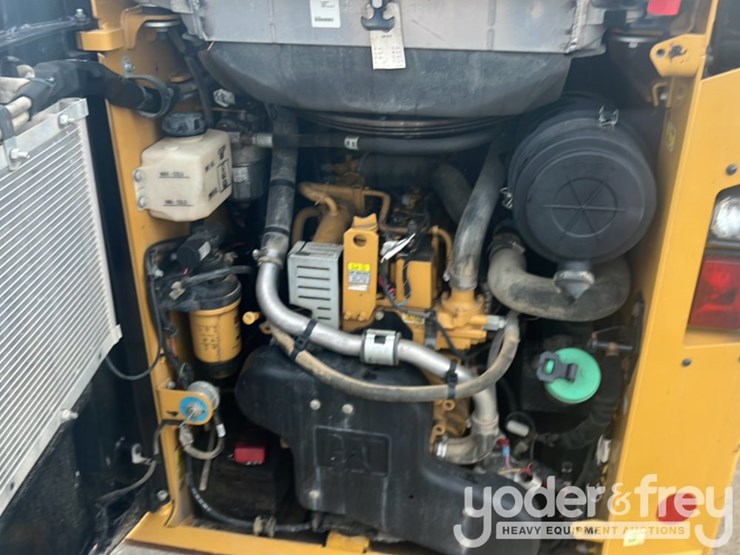 2019-caterpillar-242d-image-35