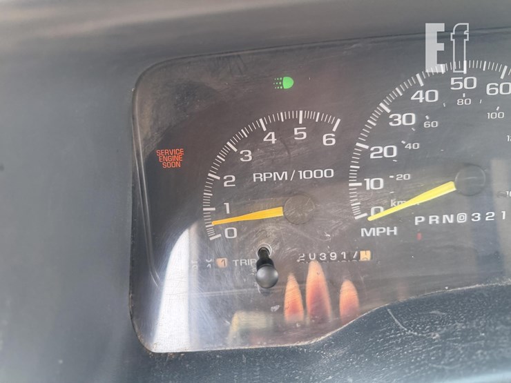 1999-chevrolet-suburban-image-17