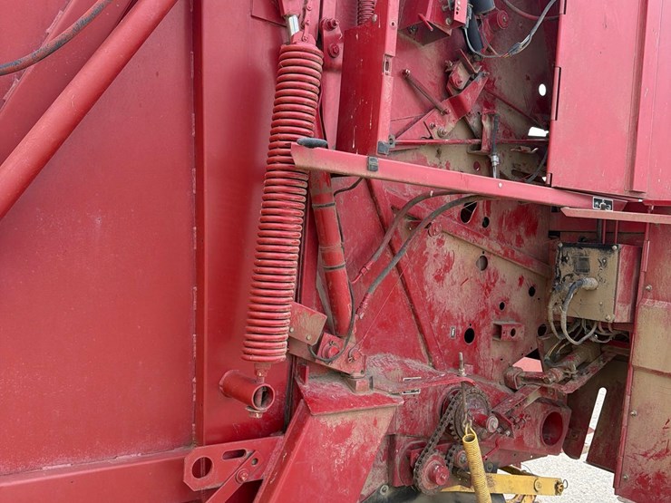 new-holland-660-image-37