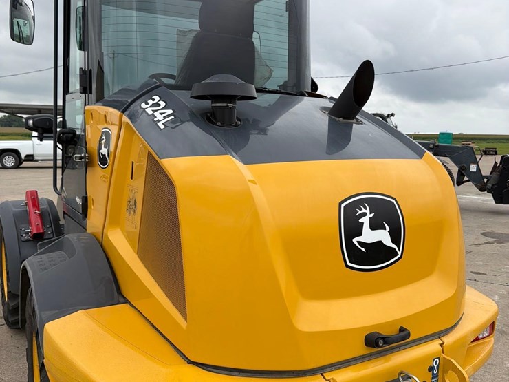 2021-deere-324l-image-26