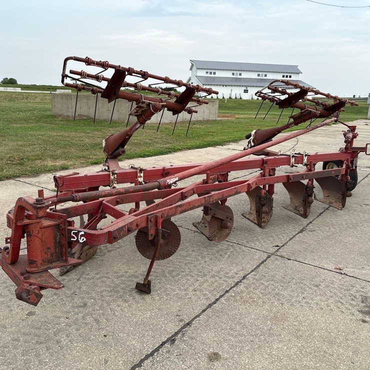 INTERNATIONAL 560