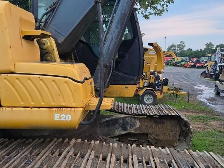 2011-deere-240d-lc-image-16