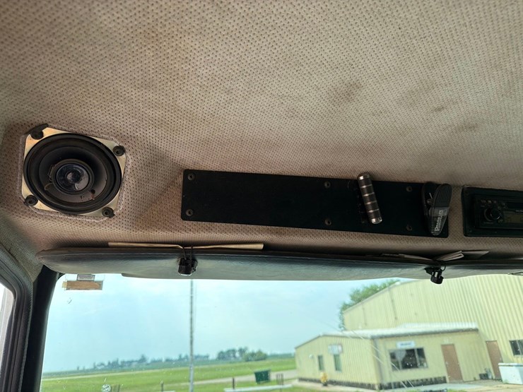 2000-freightliner-fl60-image-38