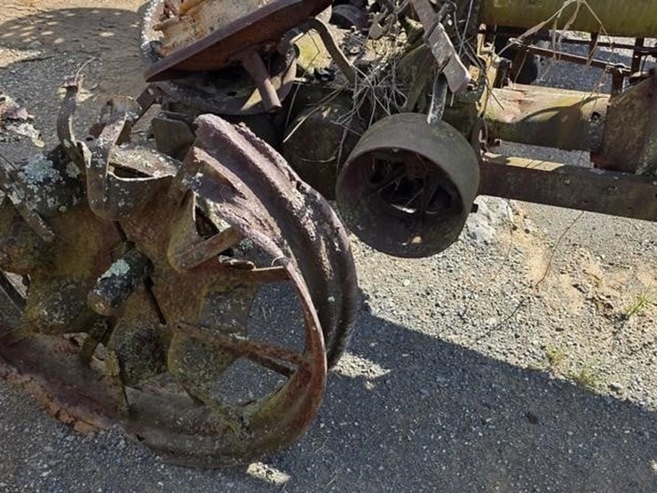 farmall-f14-tractor-(not-running)-image-8