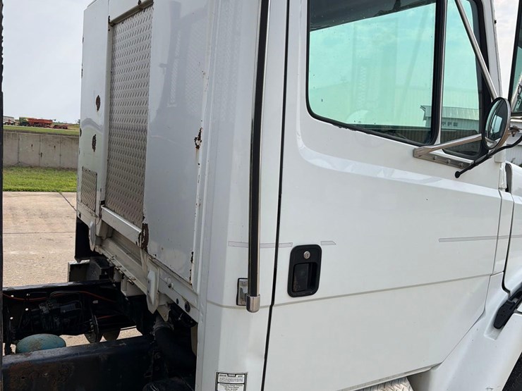 2000-freightliner-fl60-image-23