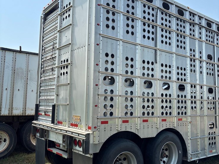 2016-merrit-102"-x-48ft-semi-livestock-trailer-image-3